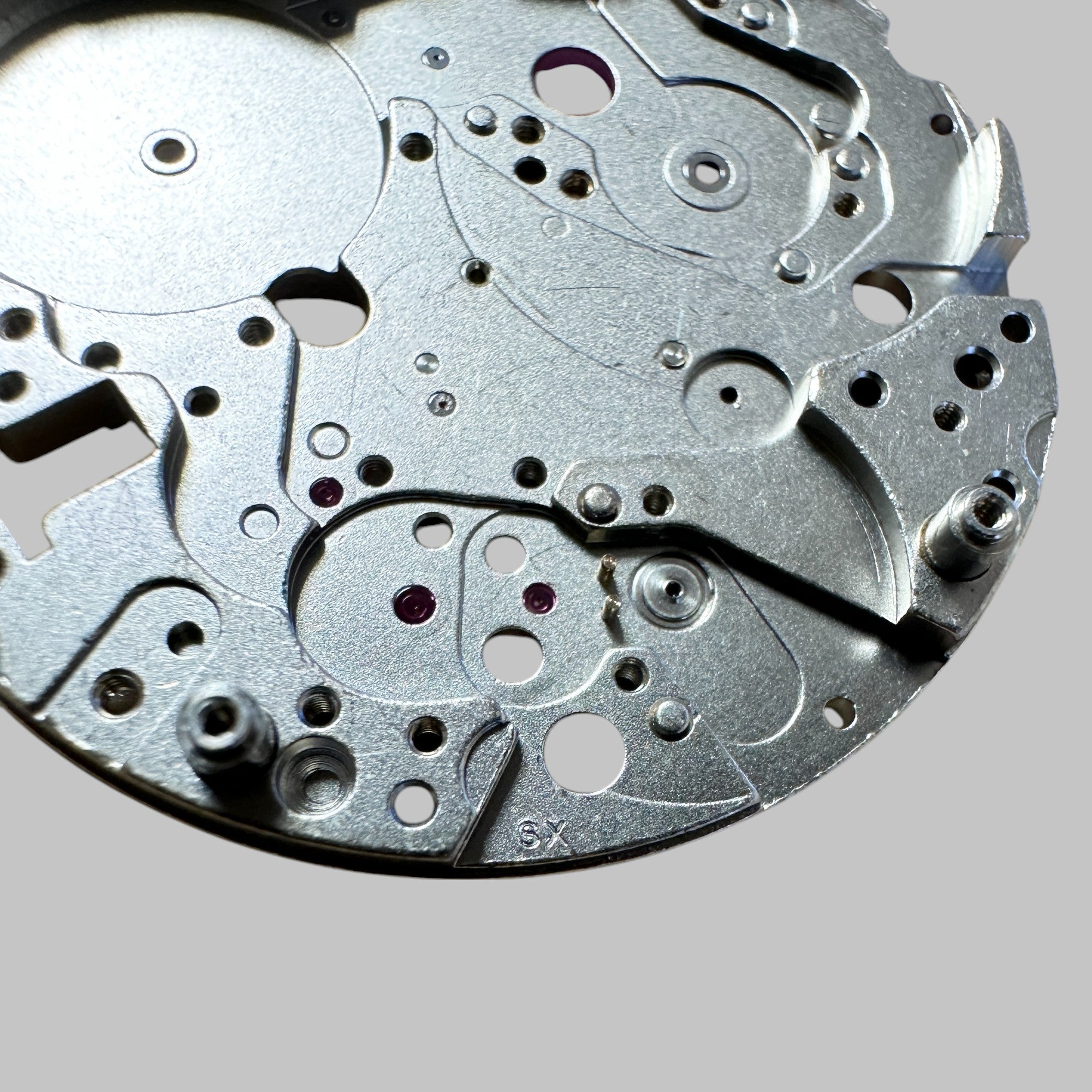 BUREN 11 - PLATINE AVEC RUBIS SUPERBE, D'ORIGINE, ENPIERRÉ