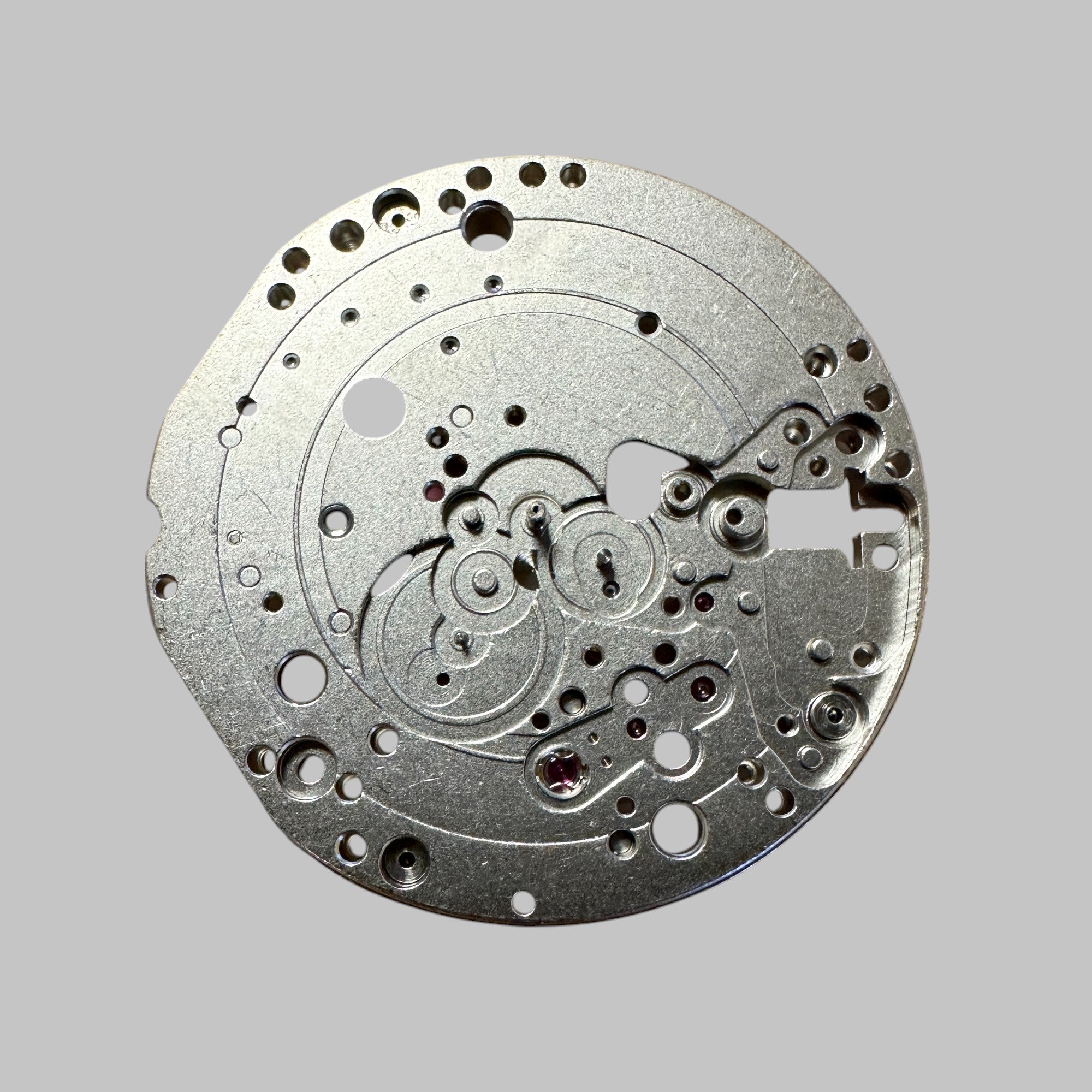 BUREN 11 - PLATINE AVEC RUBIS SUPERBE, D'ORIGINE, ENPIERRÉ