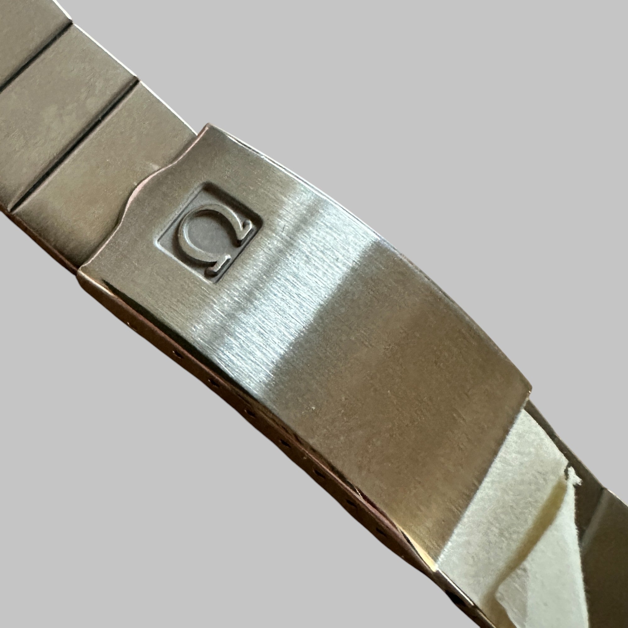 Back of Genuine original vintage steel bracelet from OMEGA of the model QUARTZ MARINER 2 of line MARINER 2