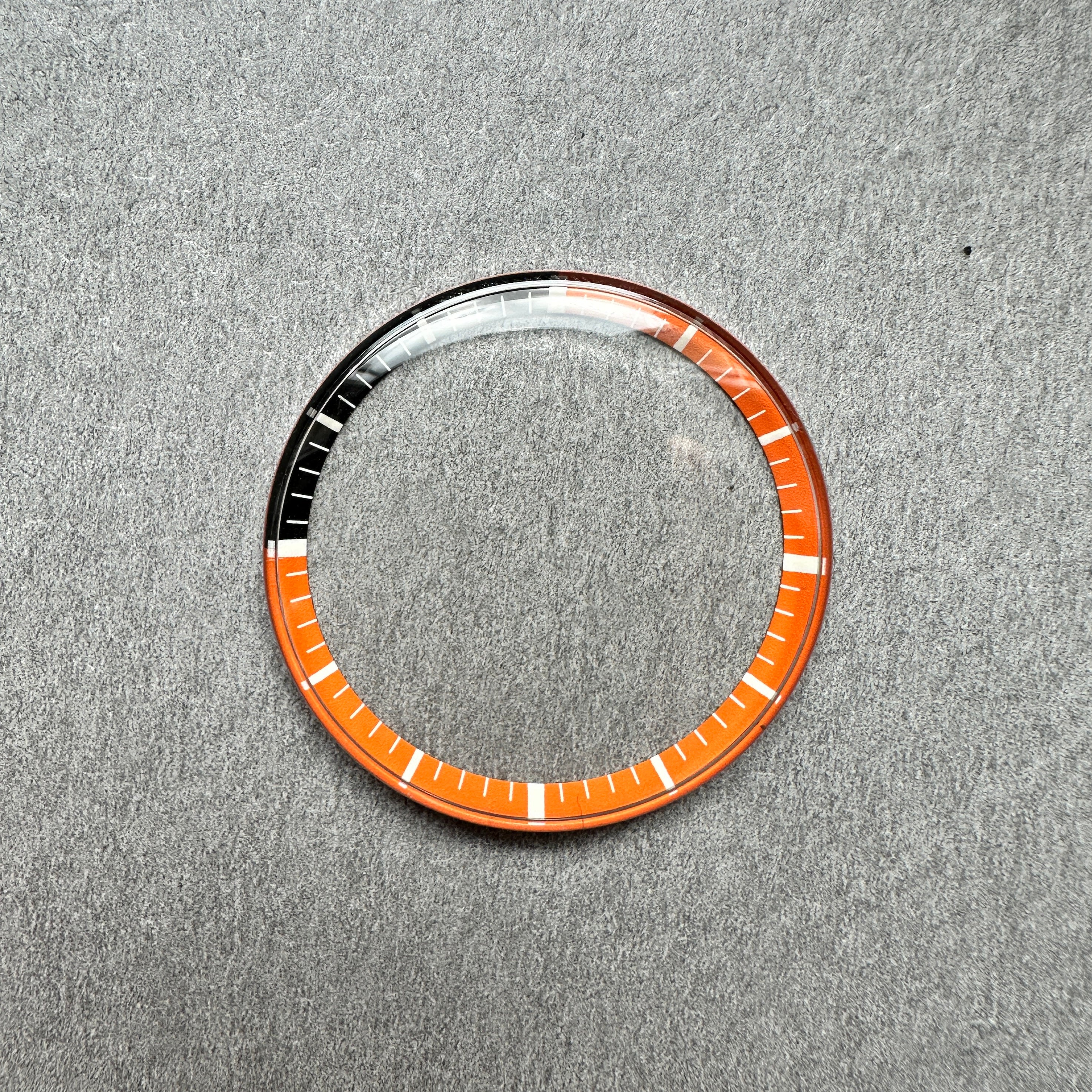 Genuine original vintage plexi with inner bezel from OMEGA of the model REFERENCE: ST 11003 of line FIFA