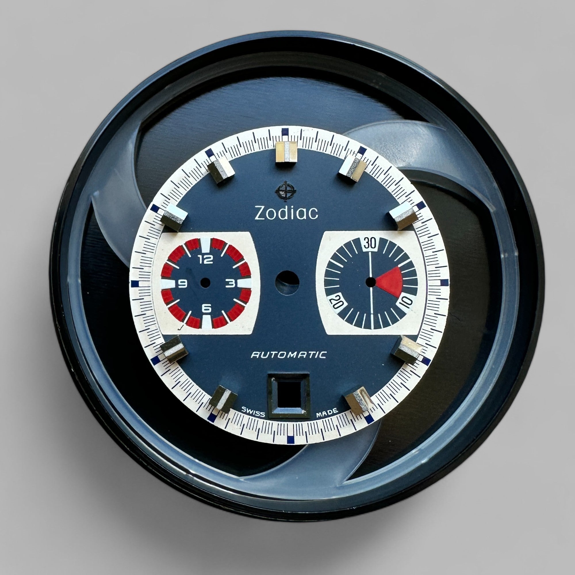 ZODIAC - CADRAN BUREN 12, BLEU FONCÉ AVEC ACCENT ROUGE SUR COMPTEUR MINUTE