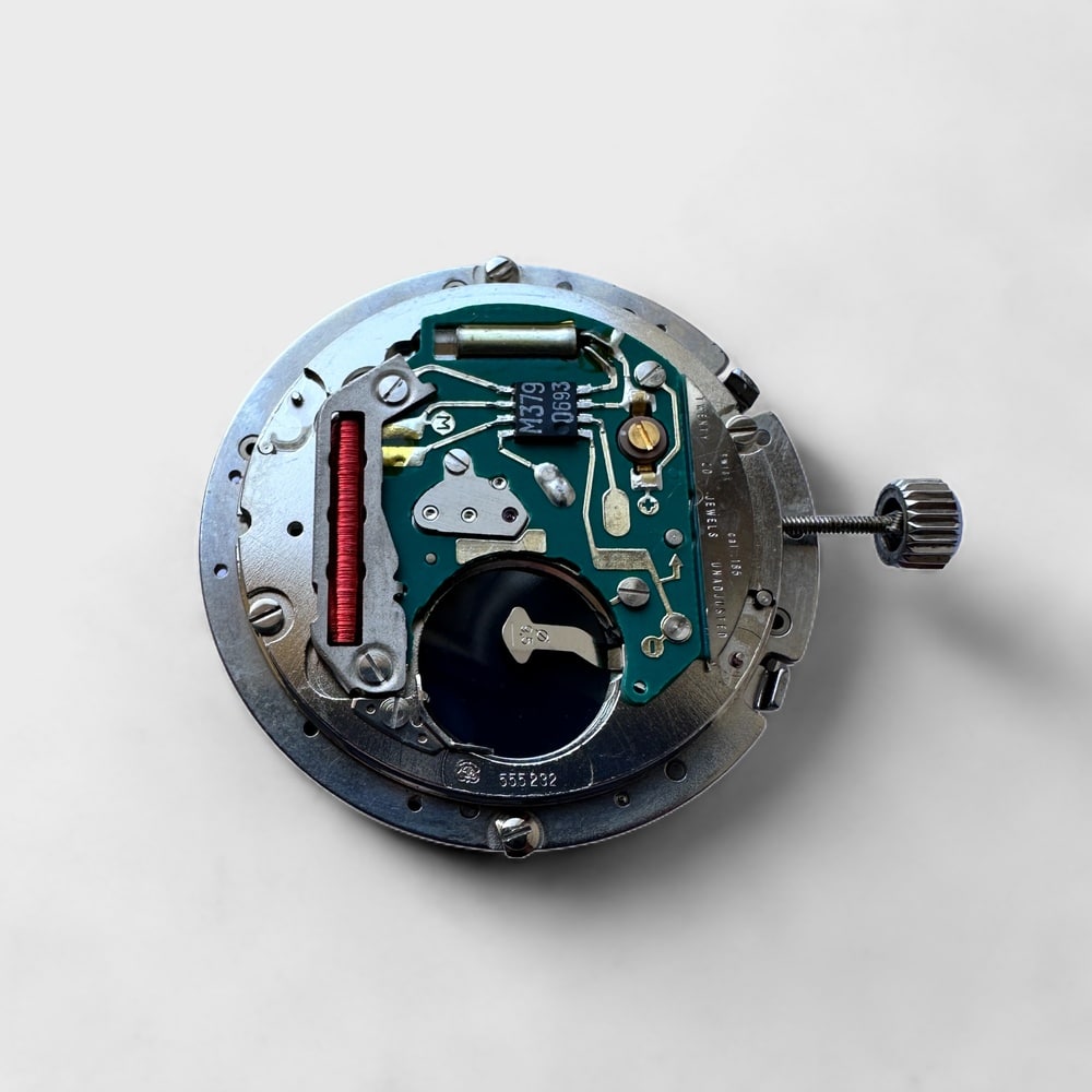 This is a picture of the ETA CAL. 555.232 - QUARTZ MOVEMENT COMPLETE watch component.