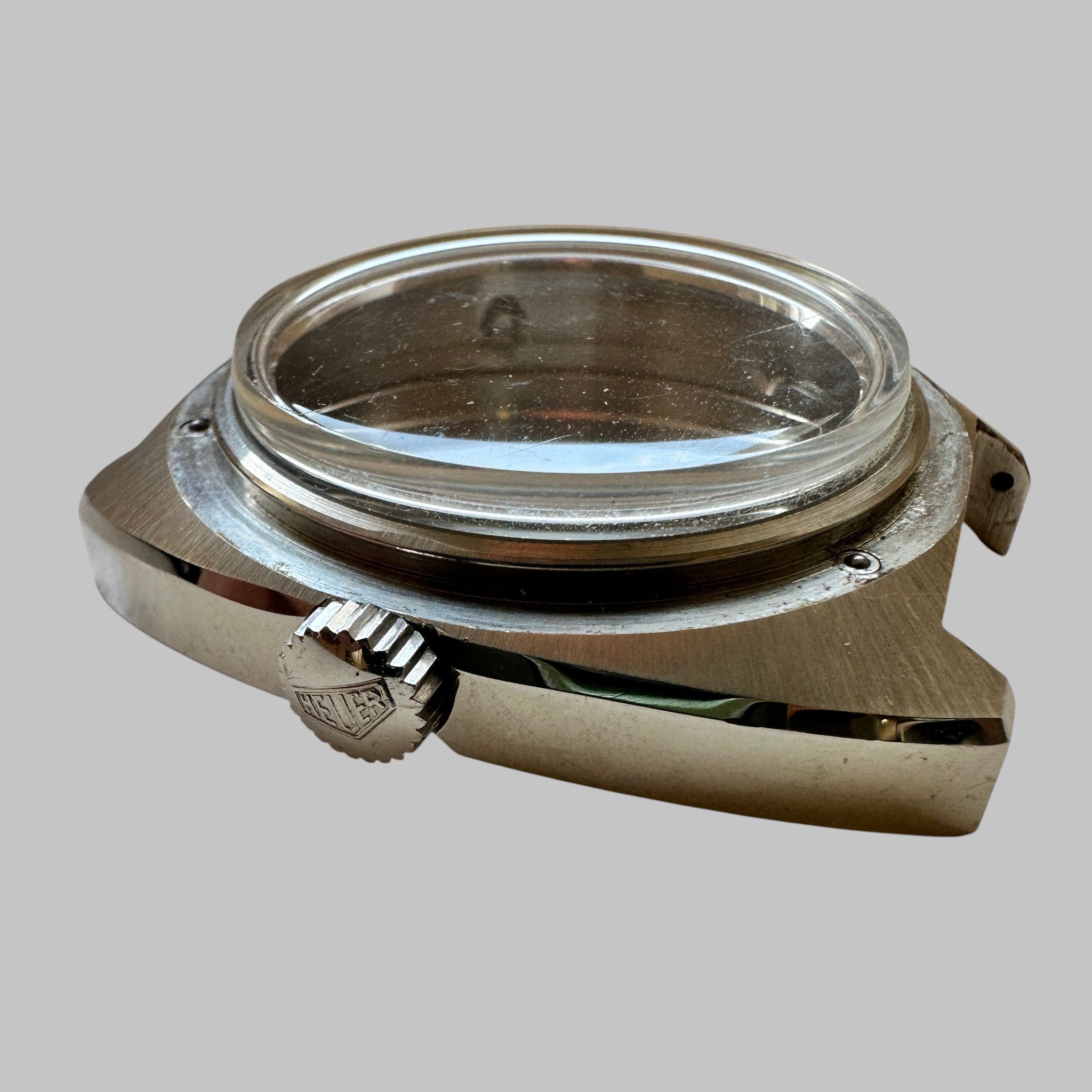 Genuine original vintage case tachy from Heuer for caliber 12 of the model 1163V of line AUTAVIA - side view