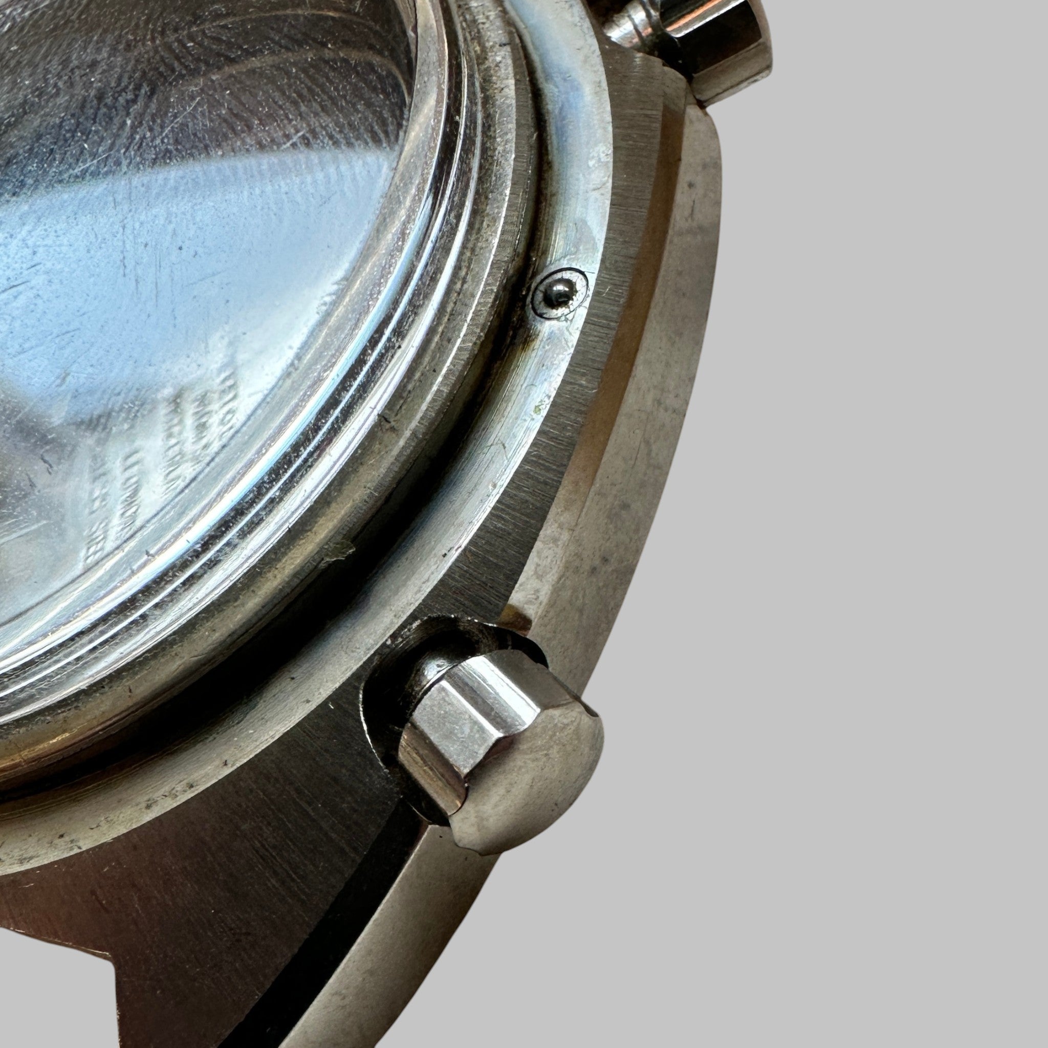 Genuine original vintage case tachy from Heuer for caliber 12 of the model 1163V of line AUTAVIA - side view