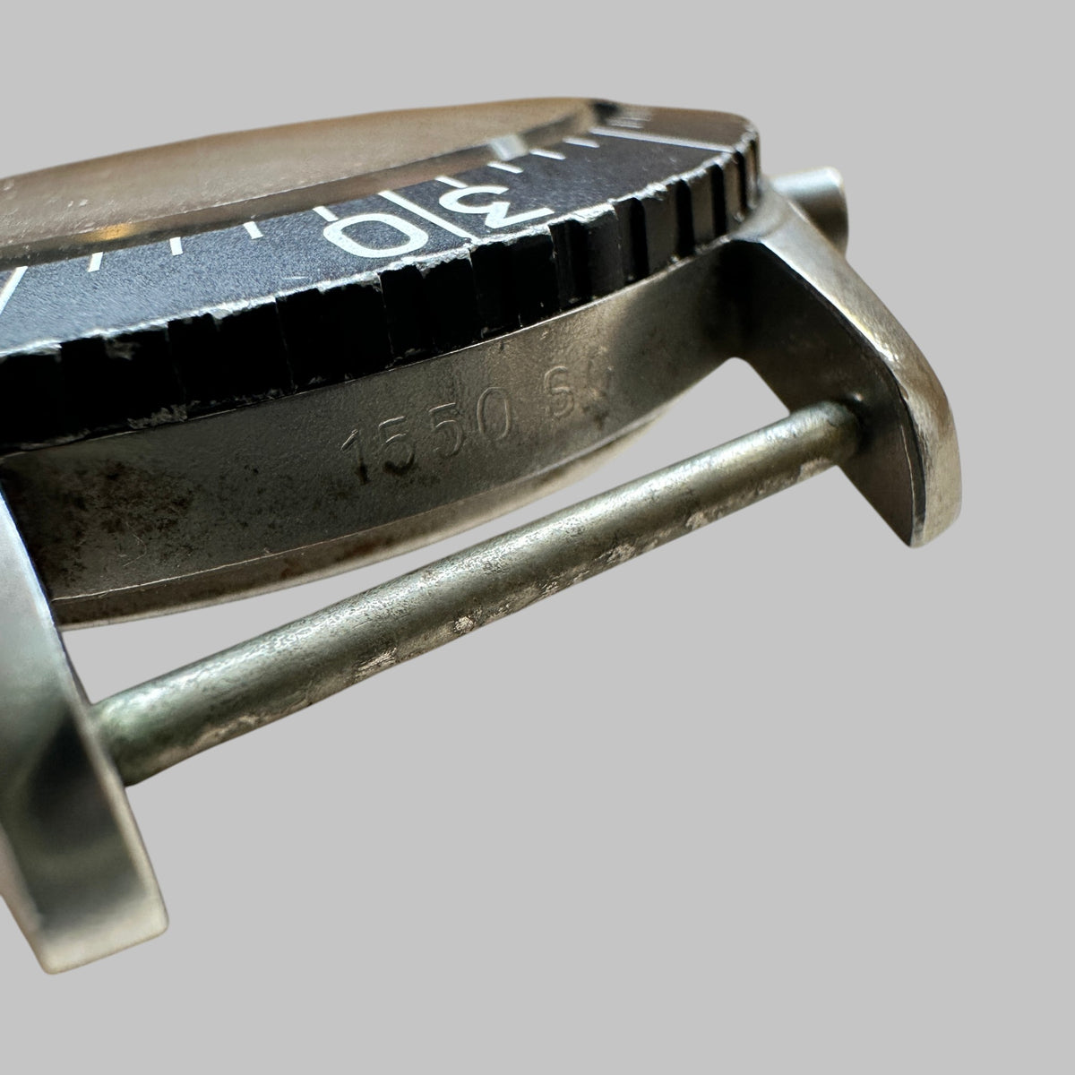 Genuine original vintage case from Heuer of the model 1550 CIVIL of line BUNDESWEHR - side view