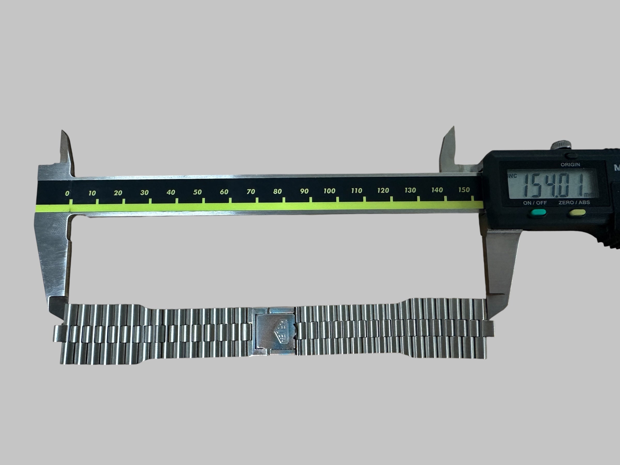 Genuine original vintage steel bracelet from Heuer of the model MONACO 1133, 73633, 740.303 of line MONACO - side view