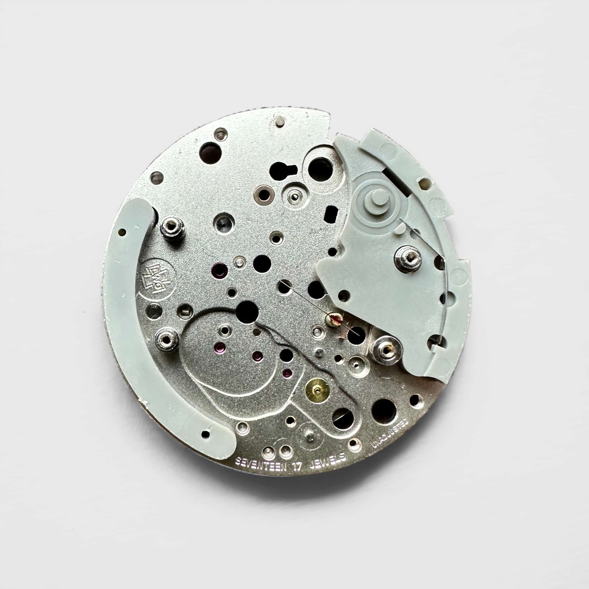 This is a picture of the LEMANIA CAL. 5100 OMEGA 1045 - MAINPLATE 1000 watch component.